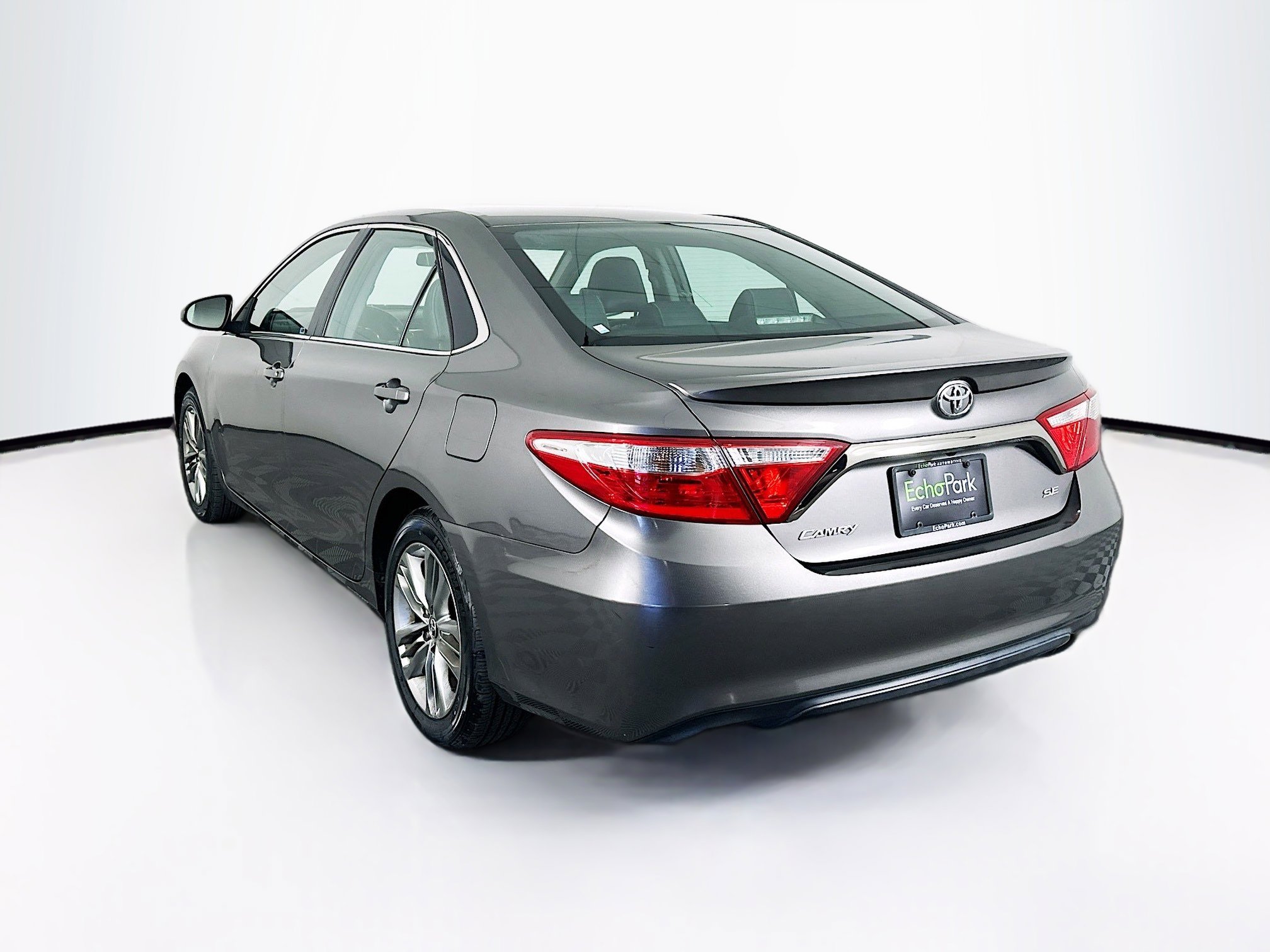 Used 2016 Toyota Camry SE image 5