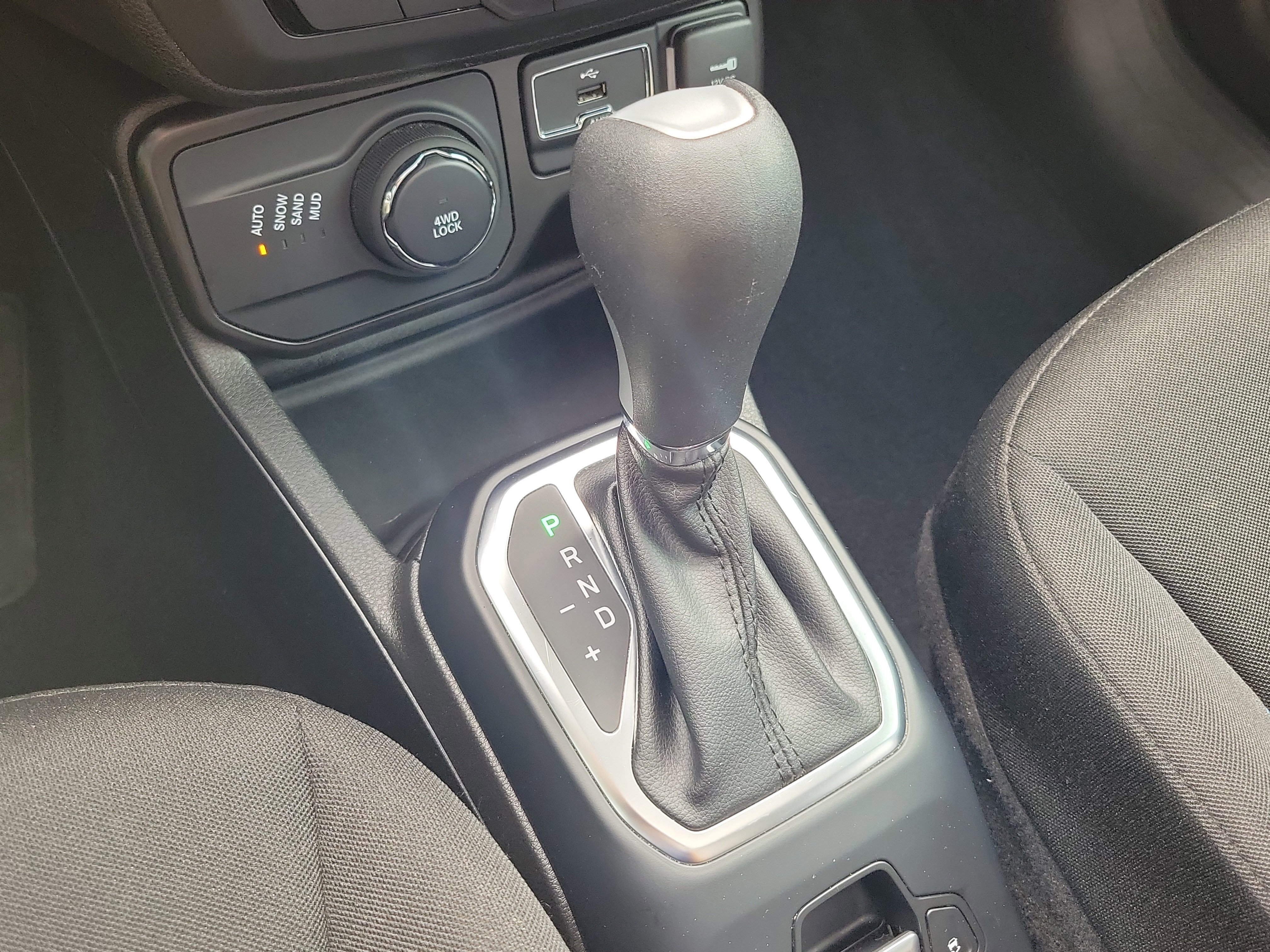 Used 2021 Jeep Renegade Latitude AWD/4WD image 37