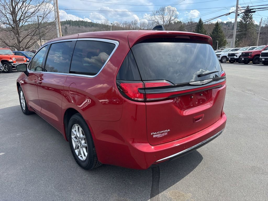 Used 2025 Chrysler Pacifica Select image 3