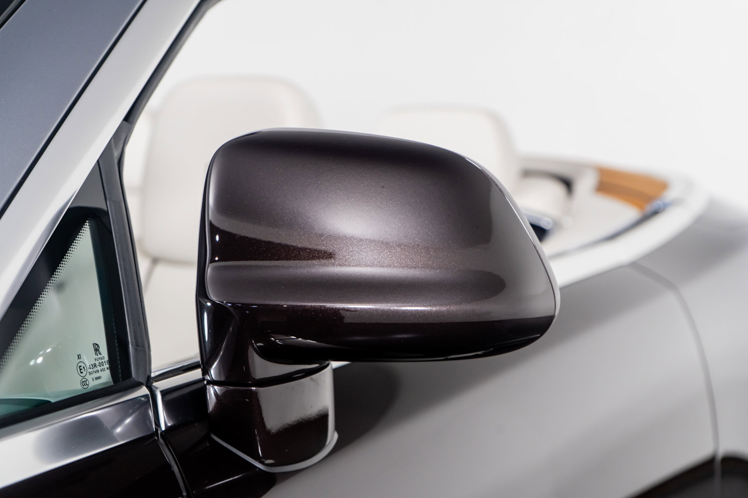 Used 2017 Rolls-Royce Dawn image 28