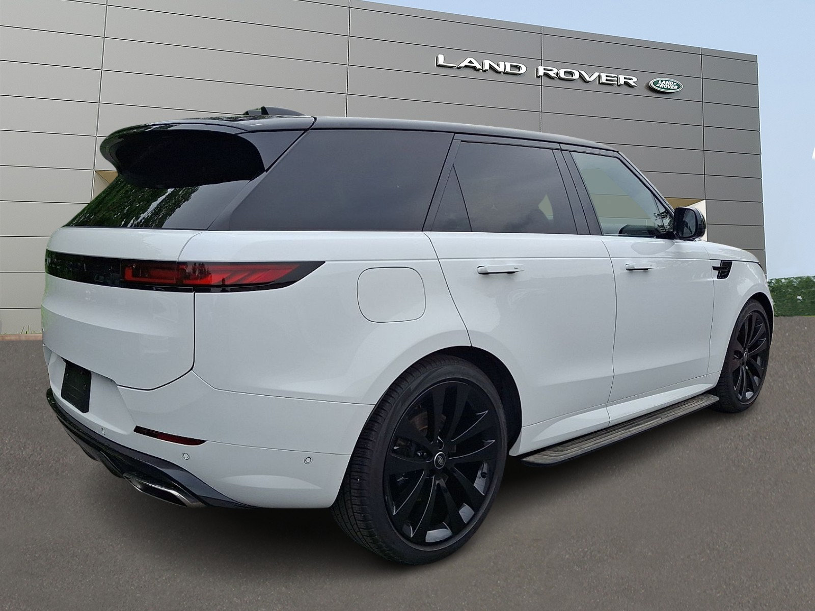 Used 2024 Land Rover Range Rover Sport Dynamic SE AWD/4WD image 2