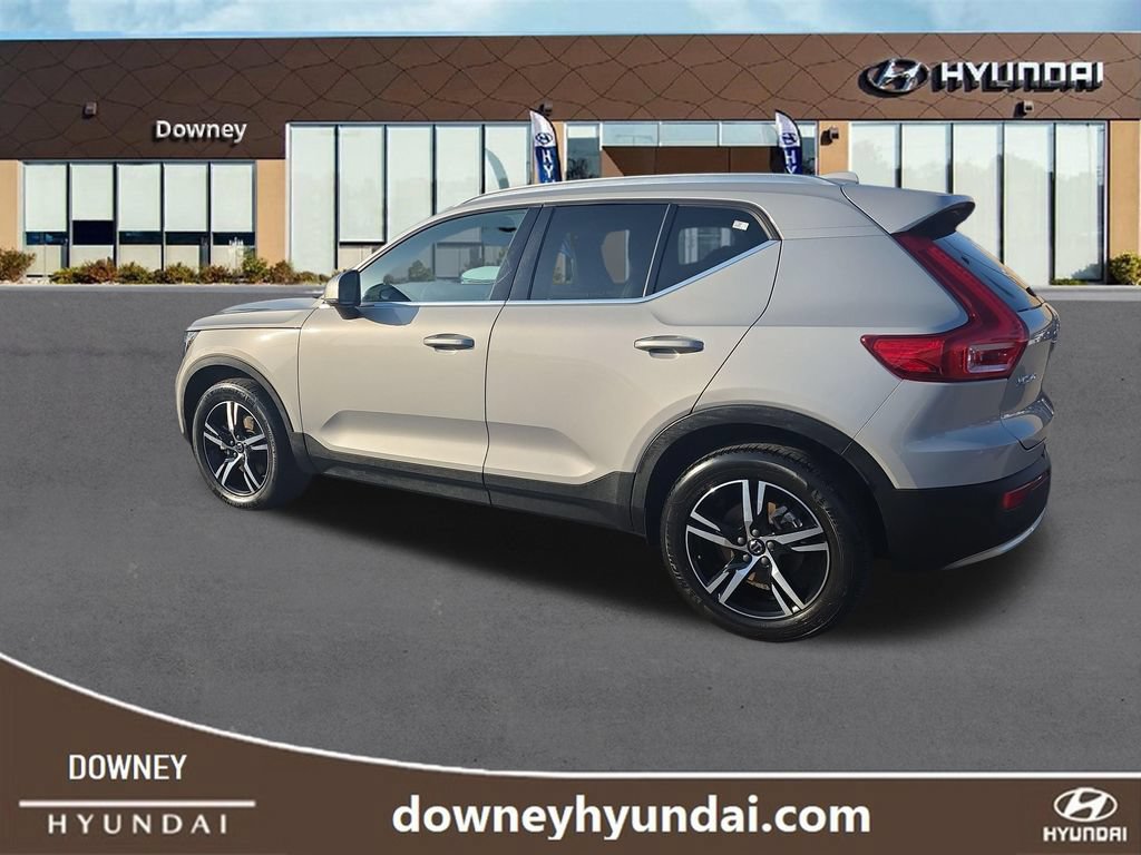 Used 2024 Volvo XC40 B5 Core AWD/4WD image 3
