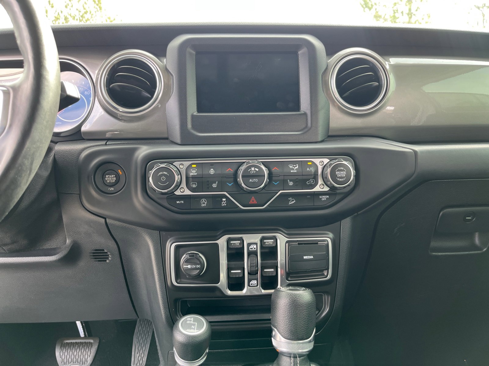 Used 2018 Jeep Wrangler Unlimited Sahara image 20