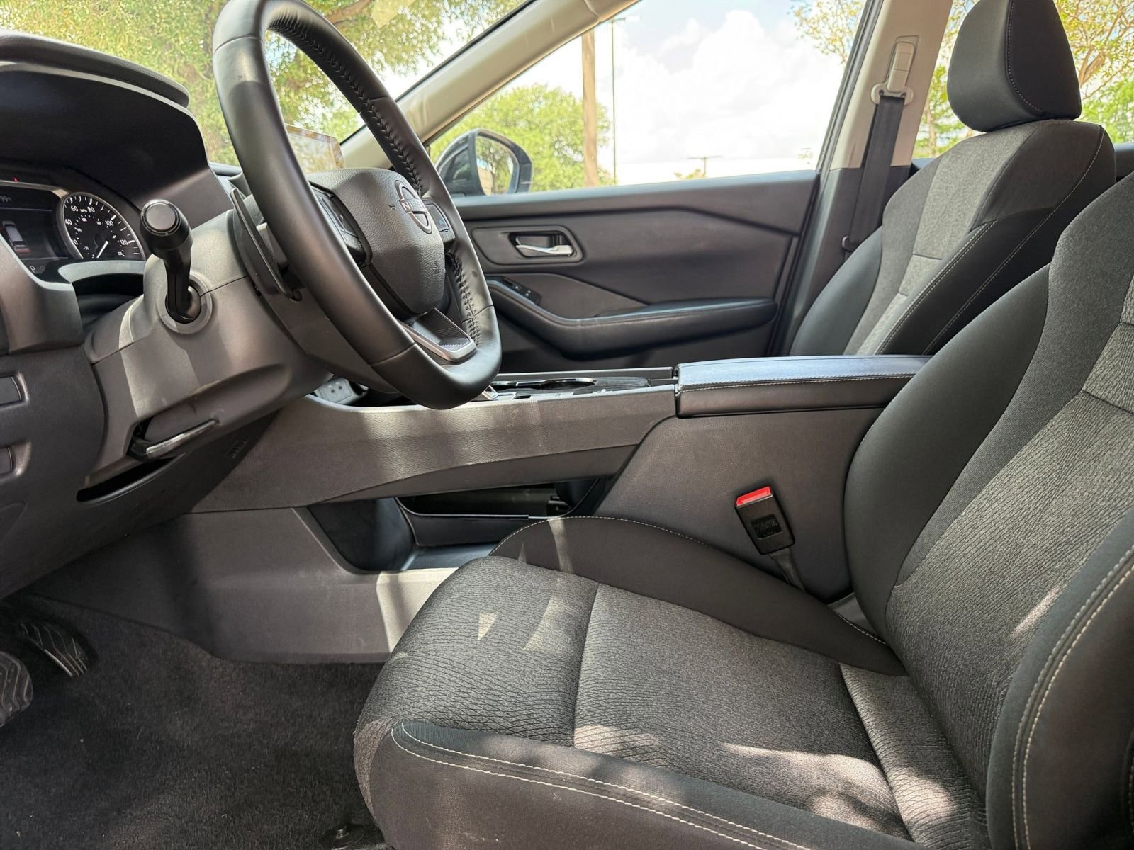 Used 2025 Nissan Rogue SV FWD image 28