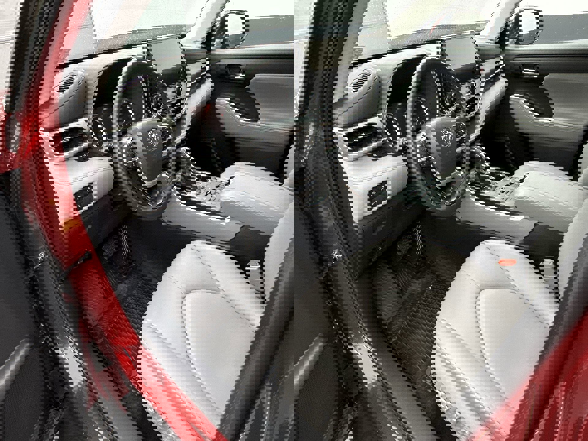 Used 2024 Toyota Highlander XLE image 12