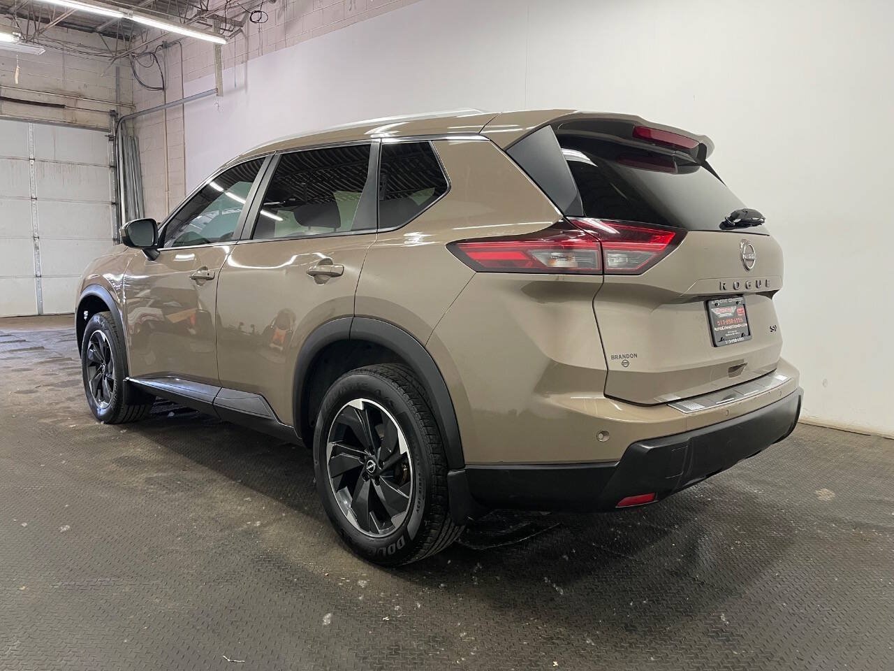 Used 2024 Nissan Rogue SV w/ SV Premium Package FWD image 5