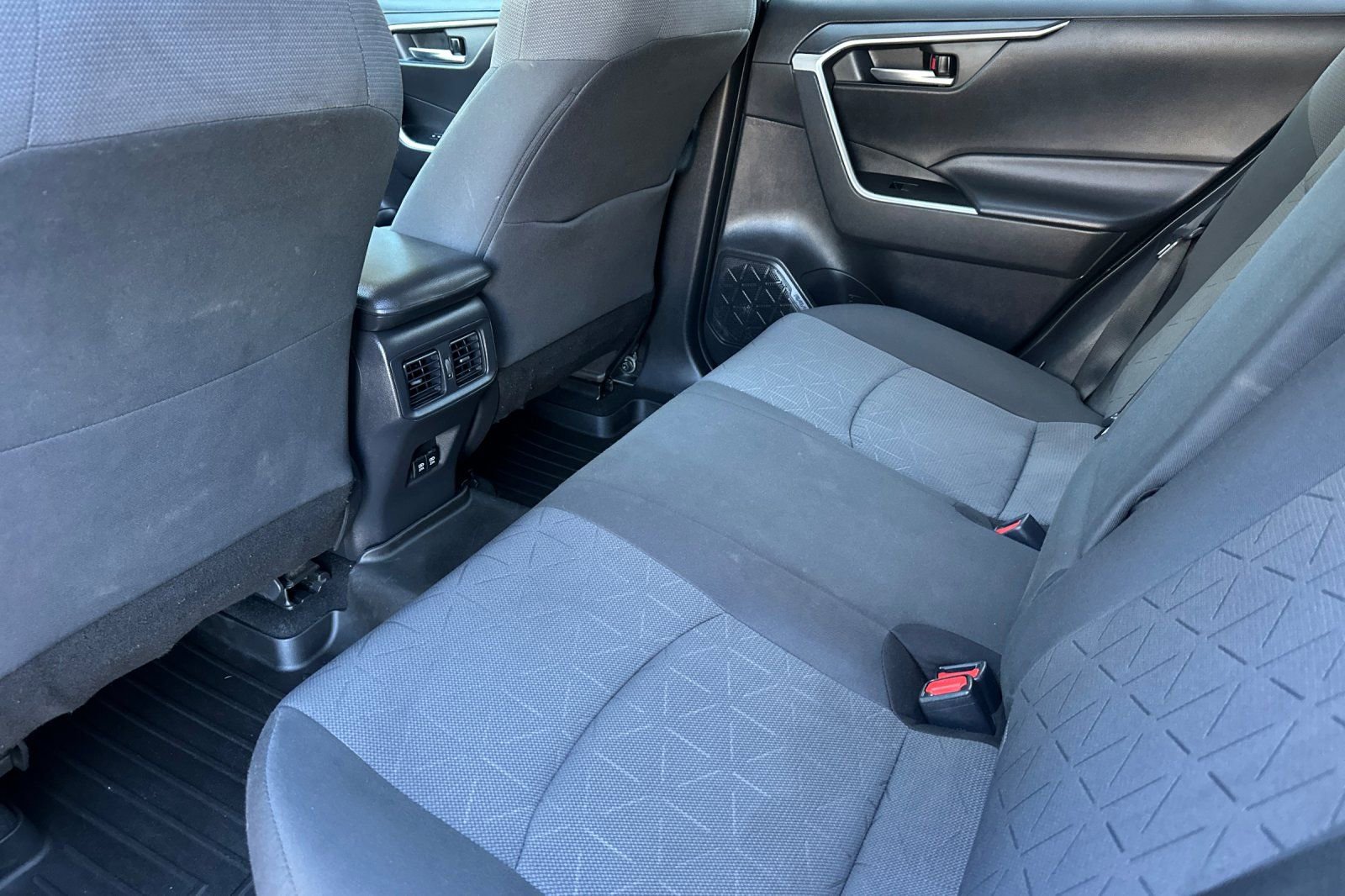 Used 2020 Toyota RAV4 XLE w/ XLE Grade Weather Package image 9