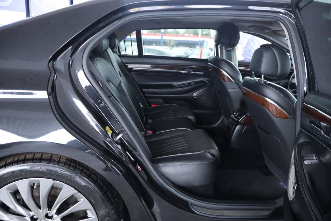 Used 2018 Genesis G90 3.3T Premium RWD image 34