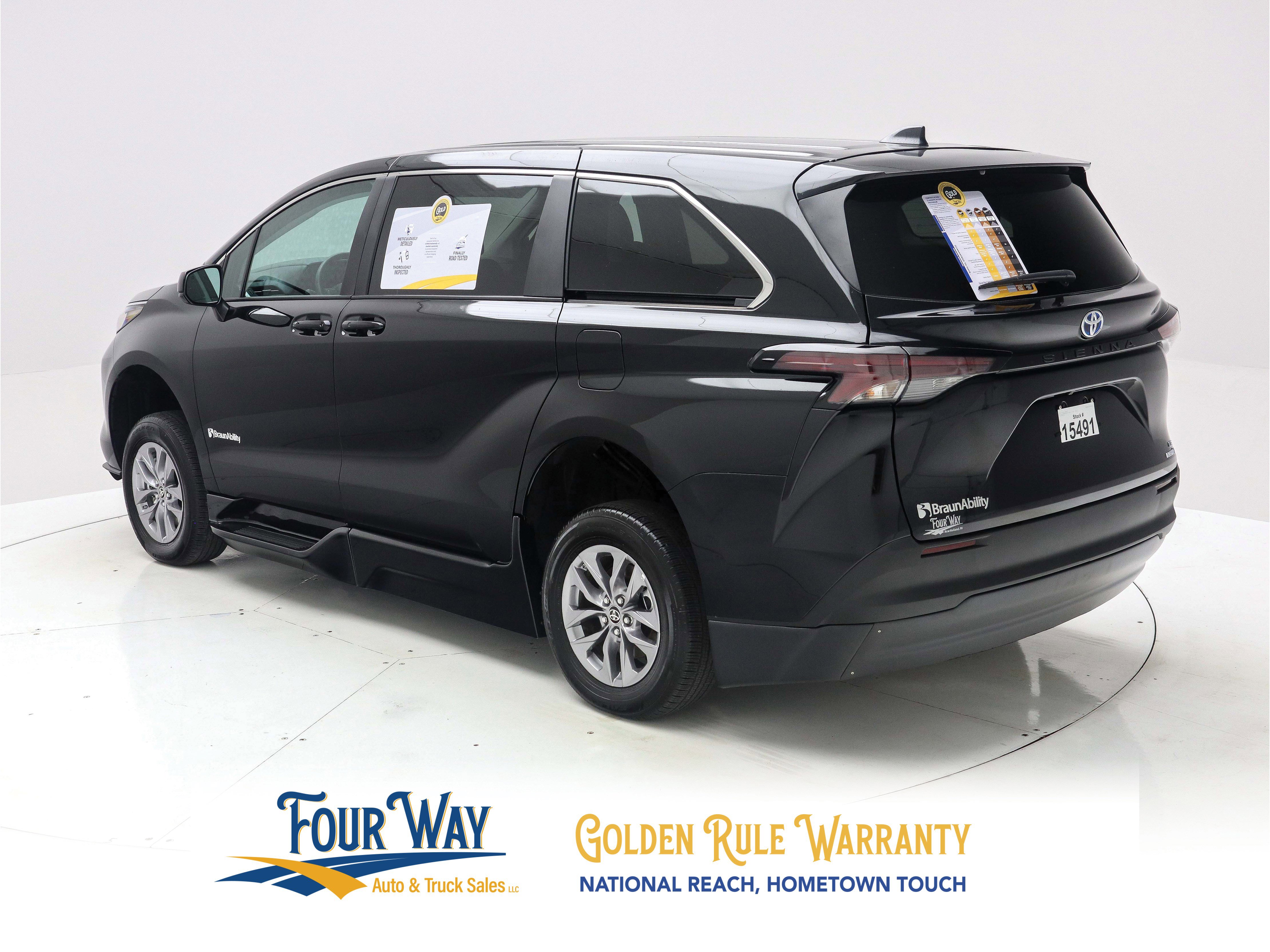 Used 2024 Toyota Sienna LE FWD image 7