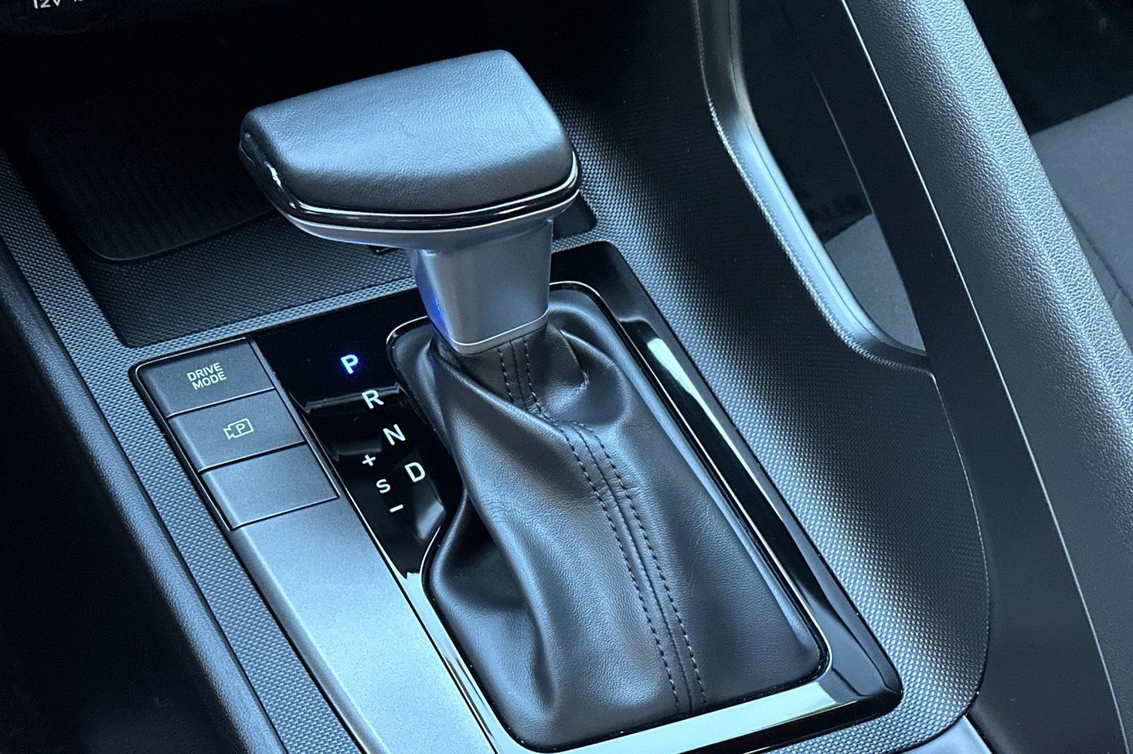 Certified 2025 Hyundai Elantra Sport w/ Cargo Package image 22