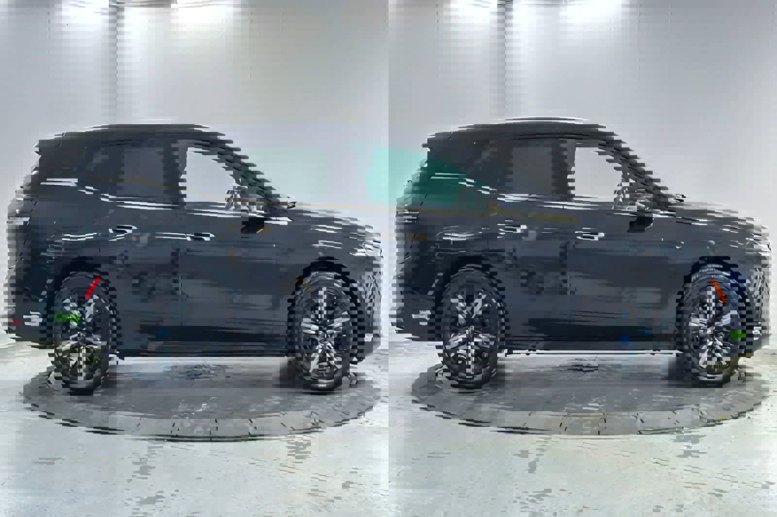 Used 2023 BMW iX xDrive50 w/ Sport Package image 8