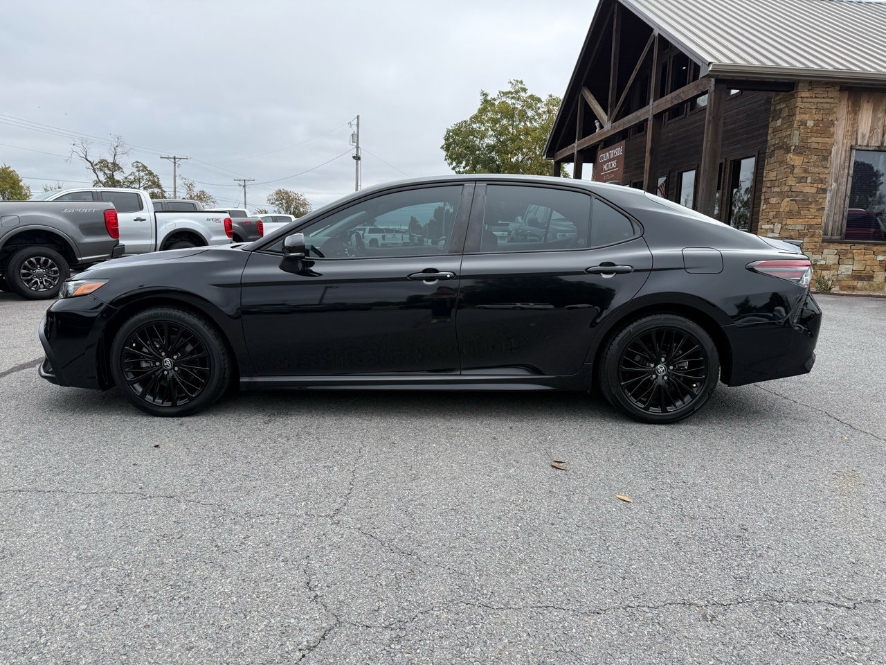Used 2022 Toyota Camry SE image 3