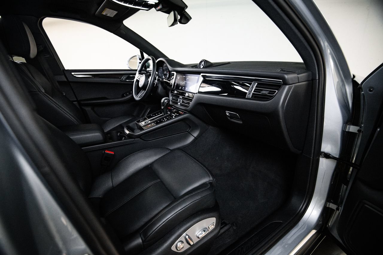 Certified 2023 Porsche Macan AWD/4WD image 28