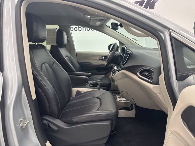 Used 2023 Chrysler Pacifica Touring-L FWD image 30