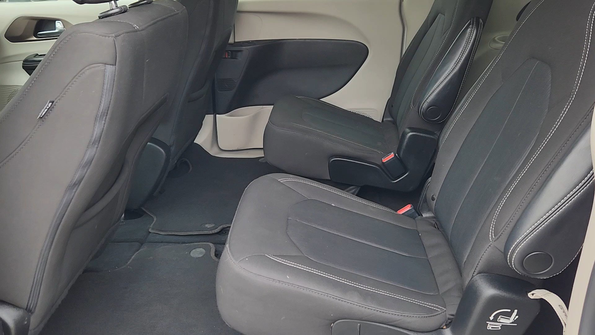 Used 2022 Chrysler Voyager LX FWD image 25