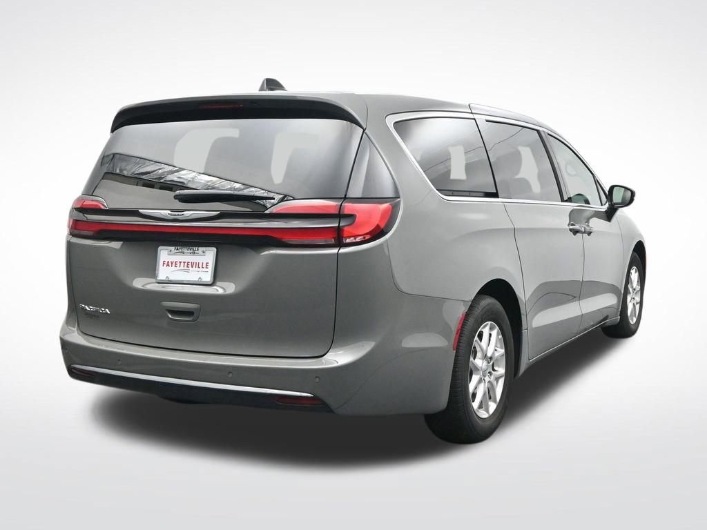 Used 2025 Chrysler Pacifica Select image 6