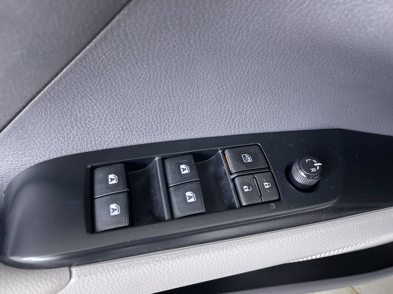 Used 2018 Toyota Camry SE w/ Audio Package FWD image 11