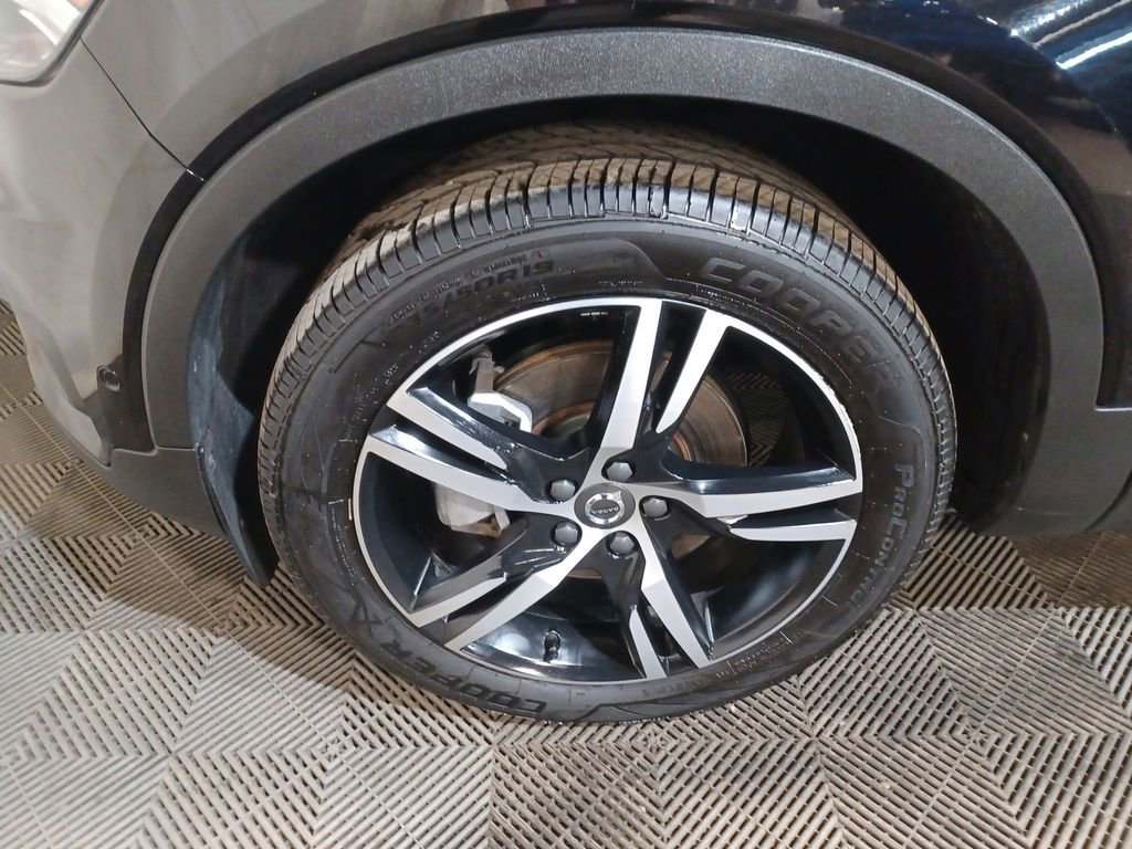 Used 2022 Volvo XC40 T5 R-Design image 19