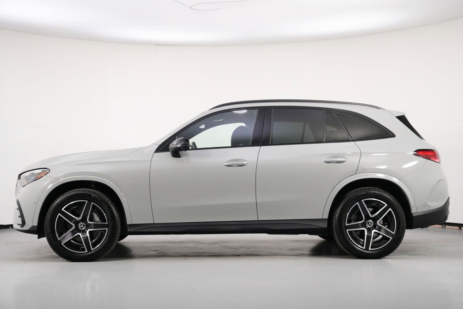 Used 2025 Mercedes-Benz GLC 300 4MATIC w/ AMG Line image 9