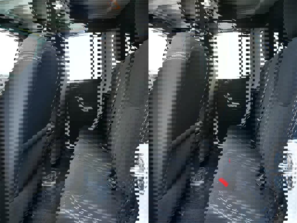 Used 2018 Jeep Wrangler Unlimited Sahara w/ Connectivity Group image 13