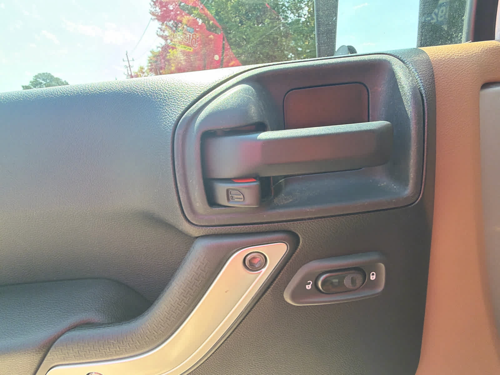 Used 2013 Jeep Wrangler Unlimited Sahara AWD/4WD image 18