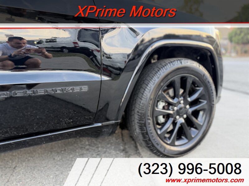 Used 2017 Jeep Grand Cherokee Altitude AWD/4WD image 9