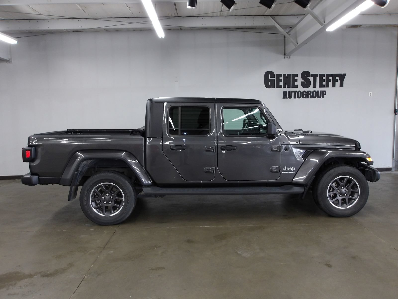 Used 2022 Jeep Gladiator Overland w/ Cold Weather Group AWD/4WD image 3