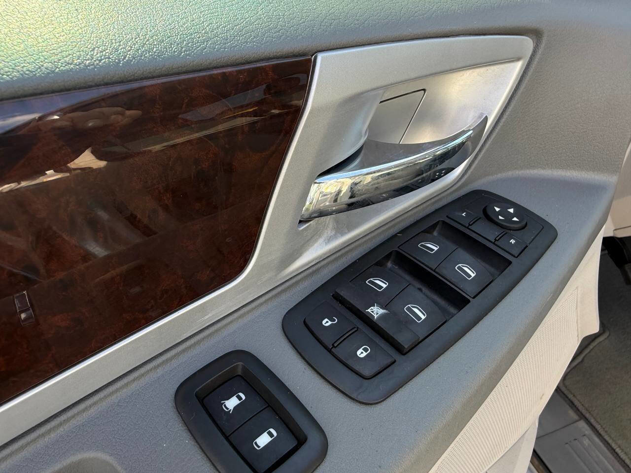 Used 2010 Chrysler Town & Country Touring image 11