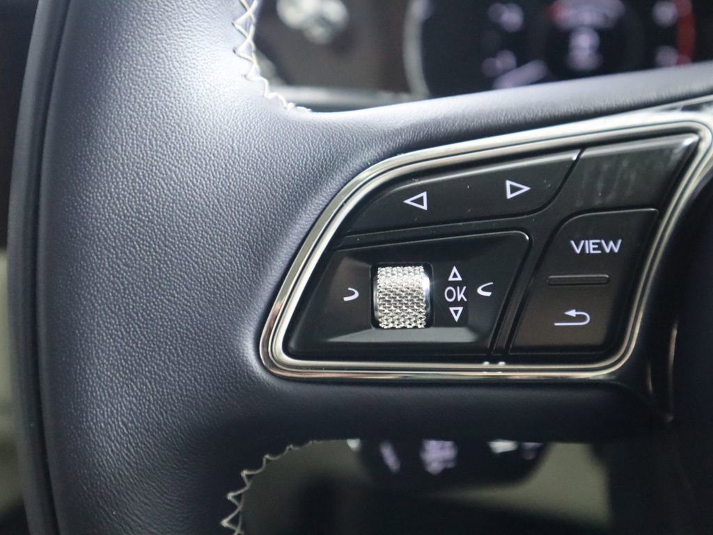 Used 2025 Bentley Bentayga image 11