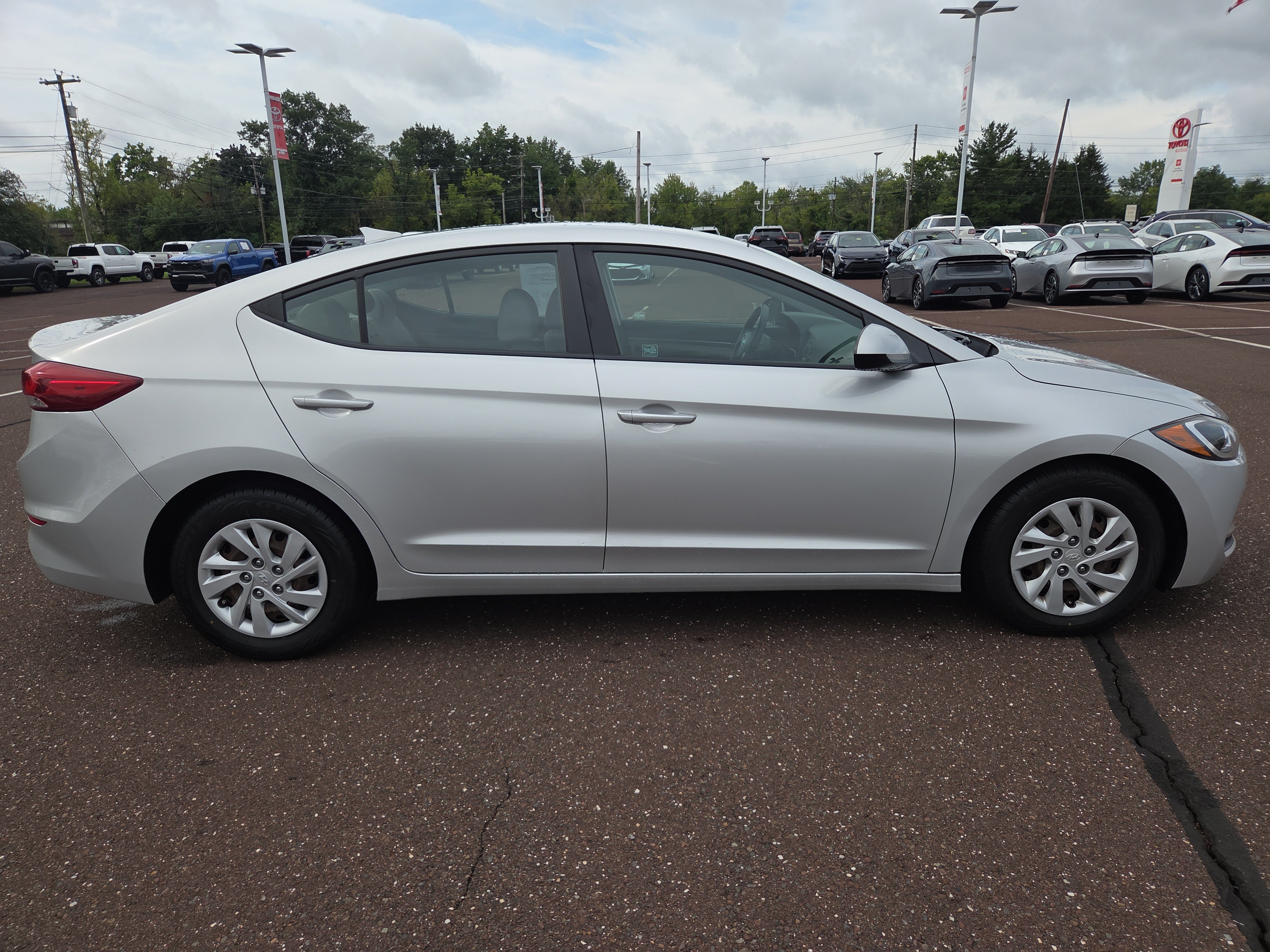 Used 2017 Hyundai Elantra SE FWD image 2