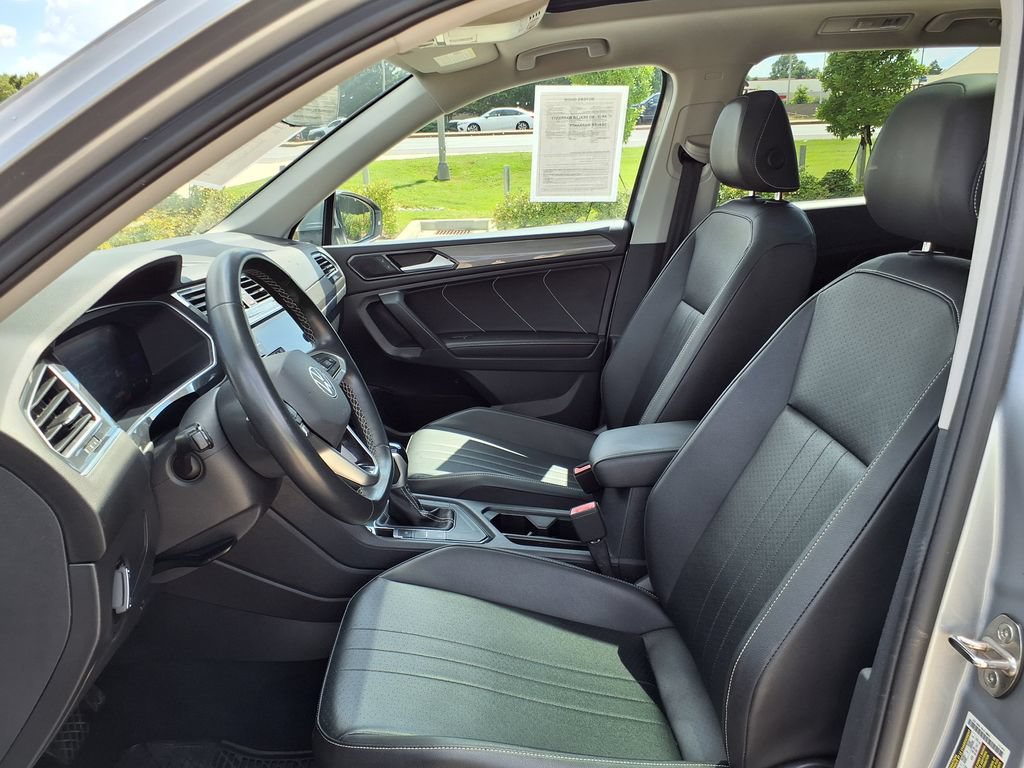 Used 2022 Volkswagen Tiguan SE w/ Panoramic Sunroof Package FWD image 17
