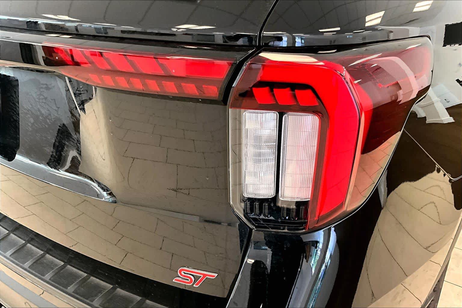 Used 2025 Ford Explorer ST AWD/4WD image 29