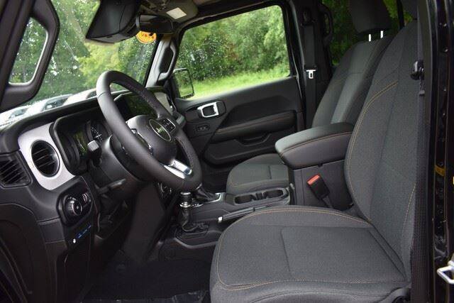 Used 2025 Jeep Wrangler Sahara 4xe AWD/4WD image 28
