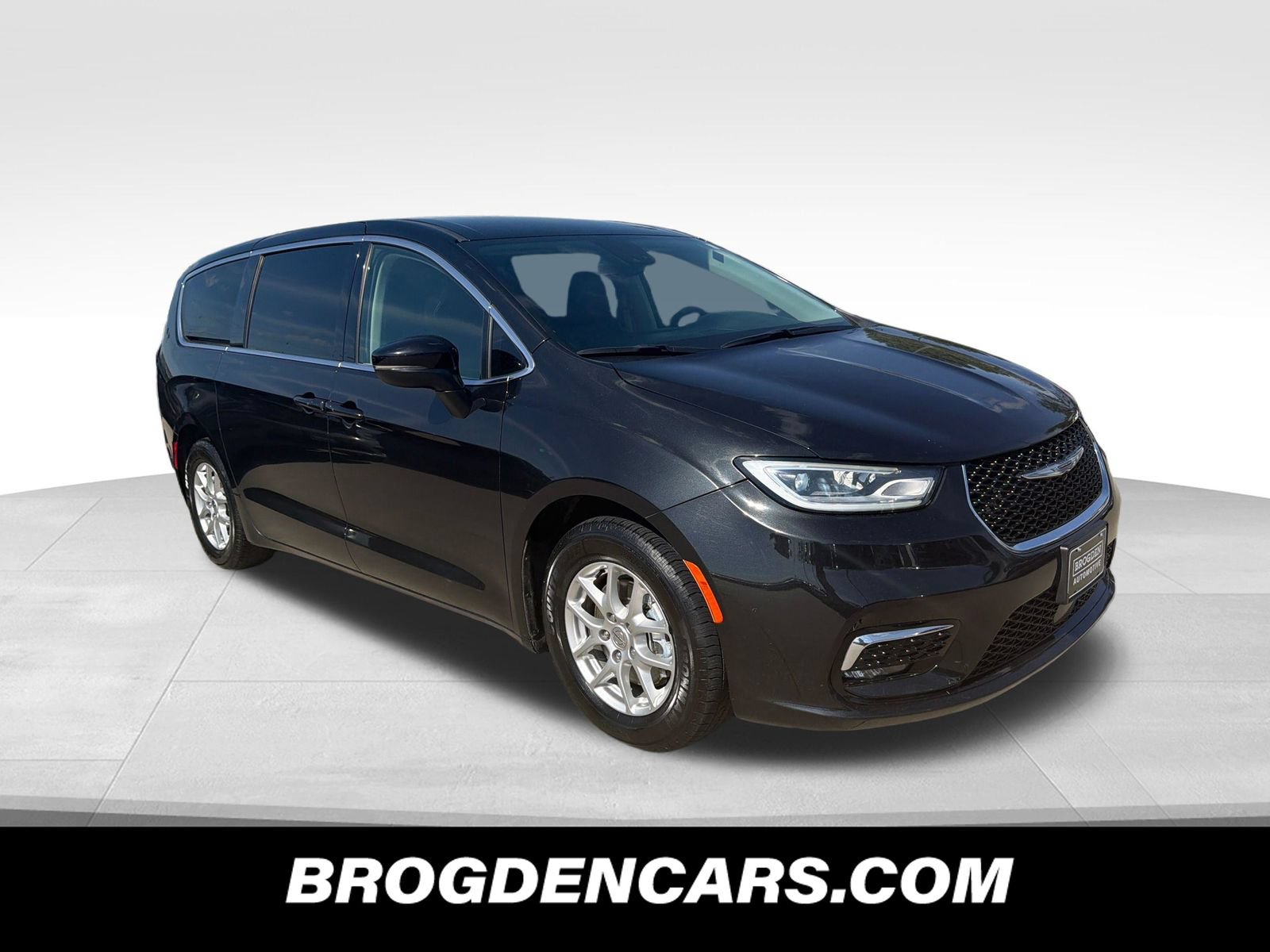 Used 2023 Chrysler Pacifica Touring-L FWD image 1