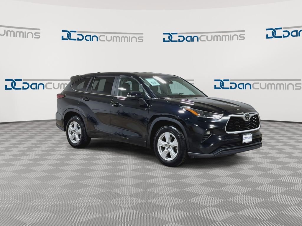 Used 2024 Toyota Highlander LE image 2