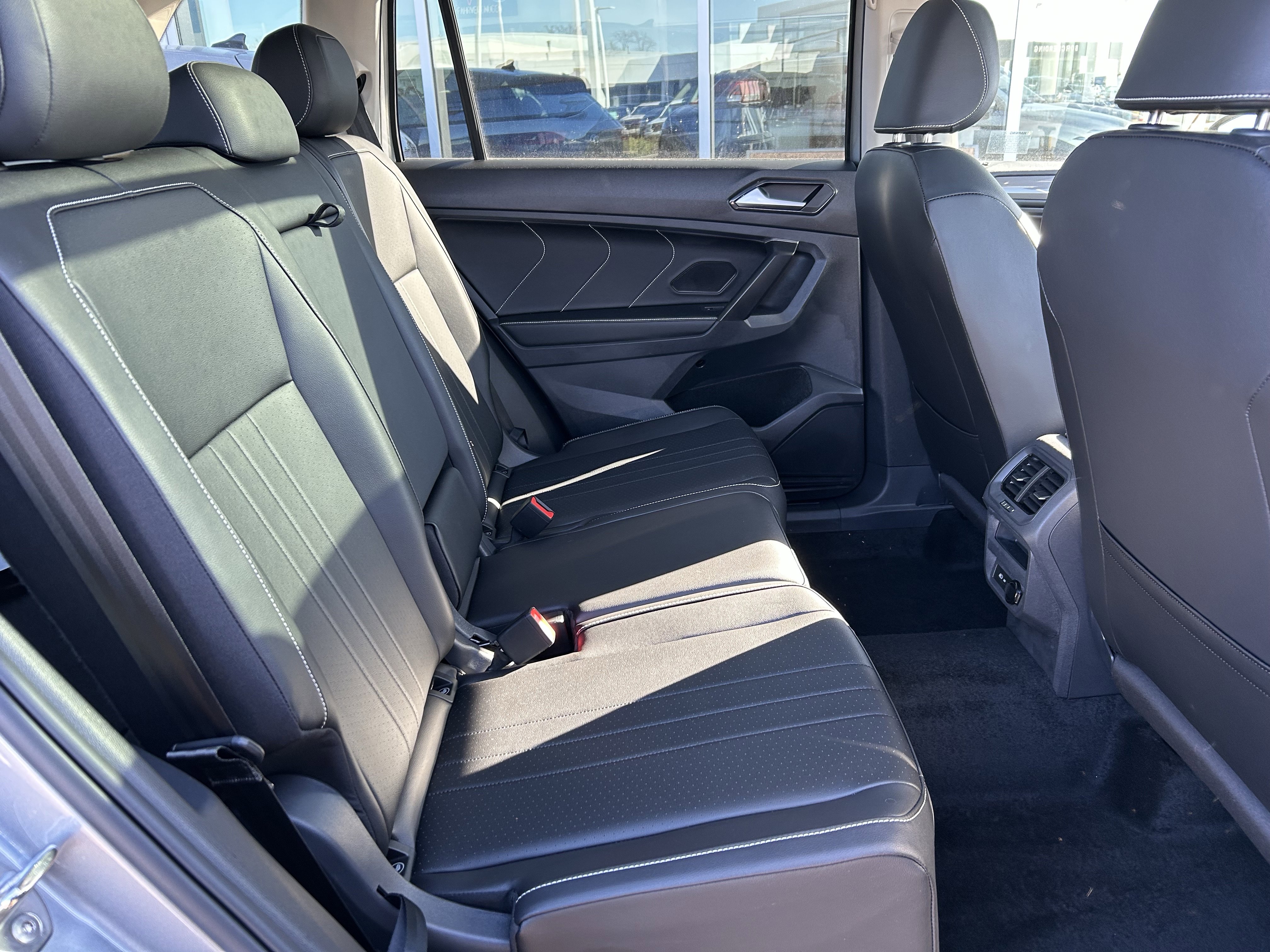 Used 2024 Volkswagen Tiguan SE w/ Panoramic Sunroof Package image 25