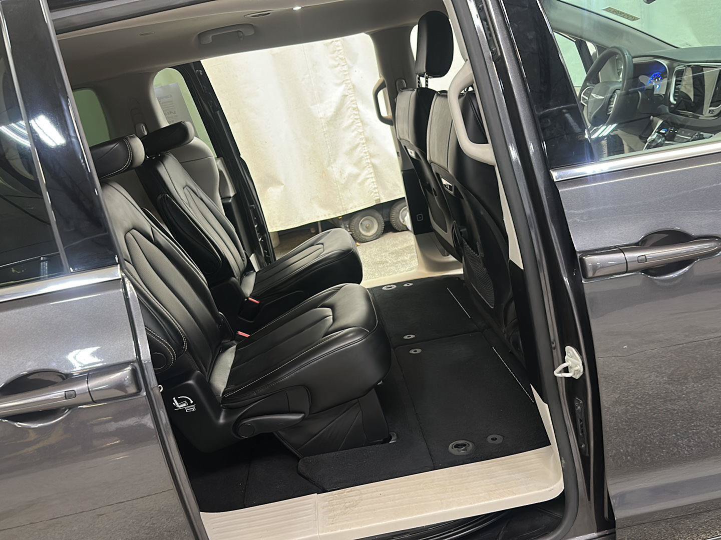 Used 2023 Chrysler Pacifica Touring-L FWD image 30