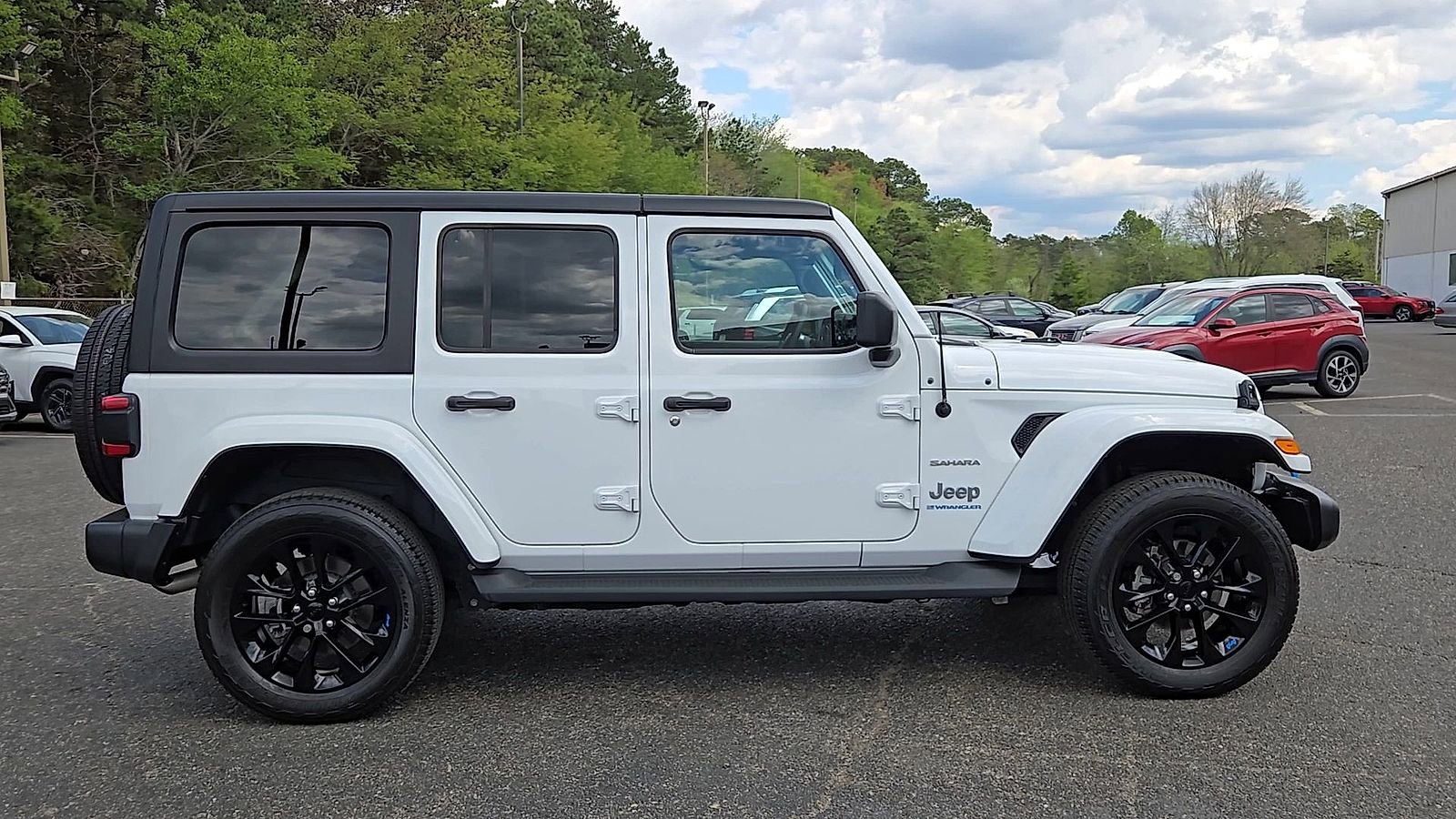 Used 2023 Jeep Wrangler Unlimited Sahara w/ Dual Top Group AWD/4WD image 9