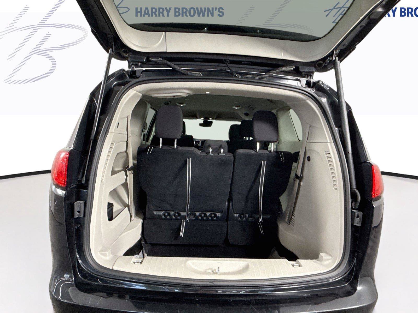Used 2023 Chrysler Voyager LX FWD image 17