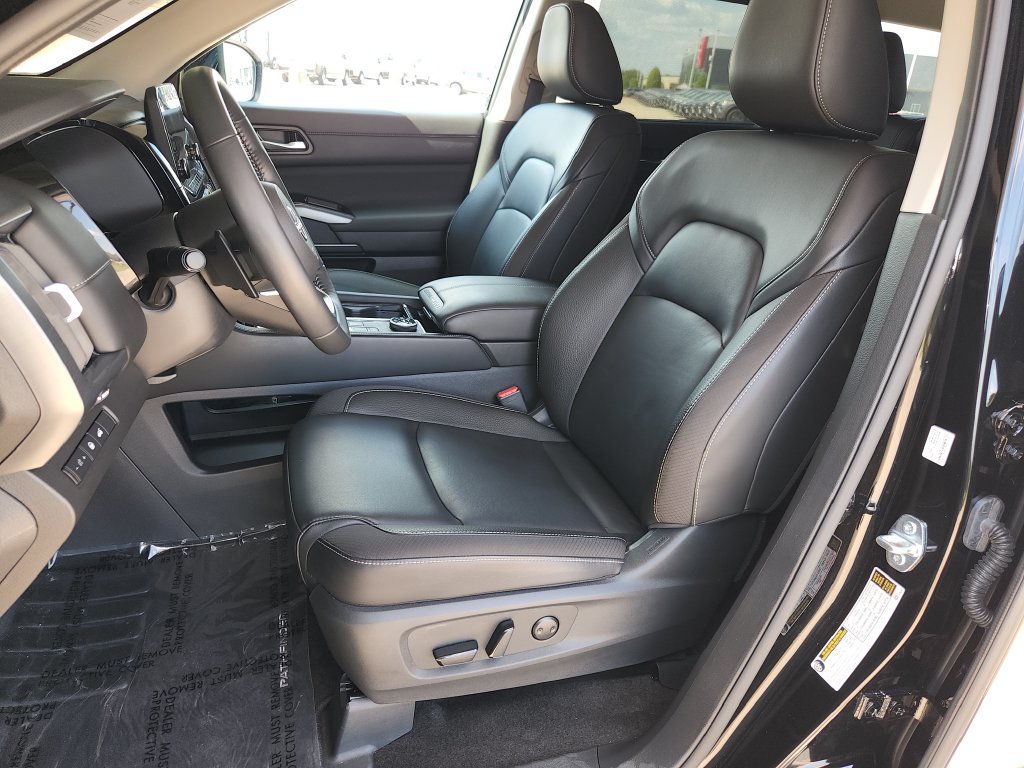 Used 2025 Nissan Pathfinder SL AWD/4WD image 13