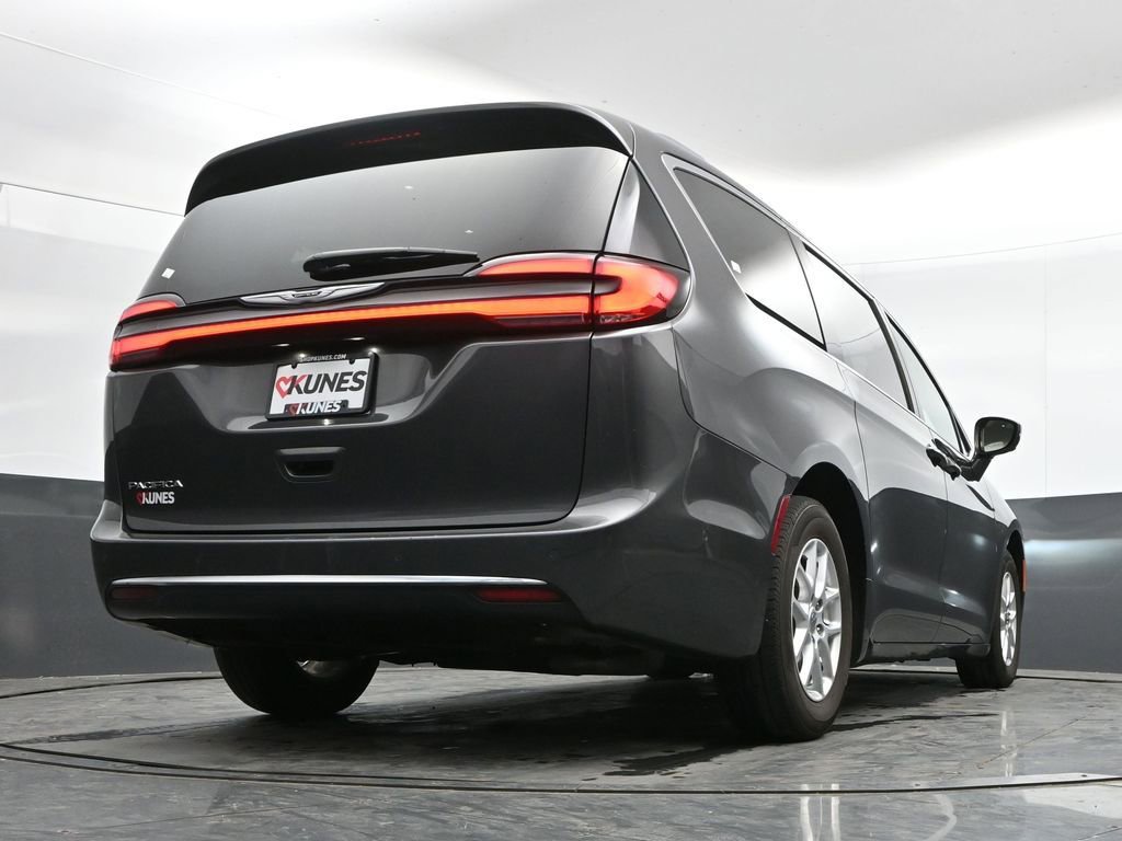 Used 2021 Chrysler Pacifica Touring-L w/ Uconnect Theater Family Group FWD image 39