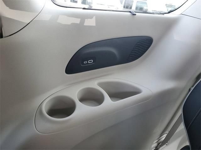 New 2023 Chrysler Pacifica Limited FWD image 12