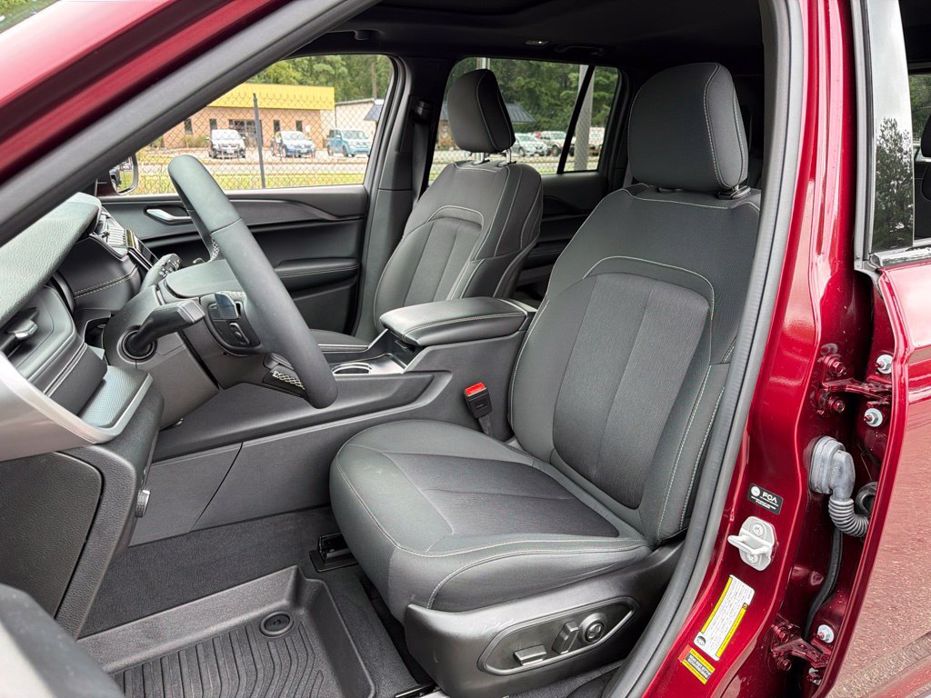 Used 2025 Jeep Grand Cherokee Laredo X w/ Luxury Tech Group I AWD/4WD image 18