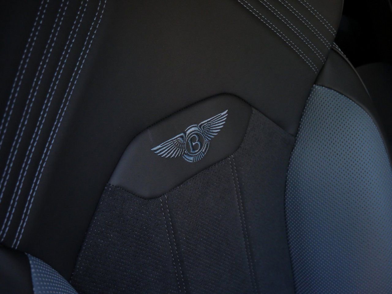 Used 2025 Bentley Bentayga image 22