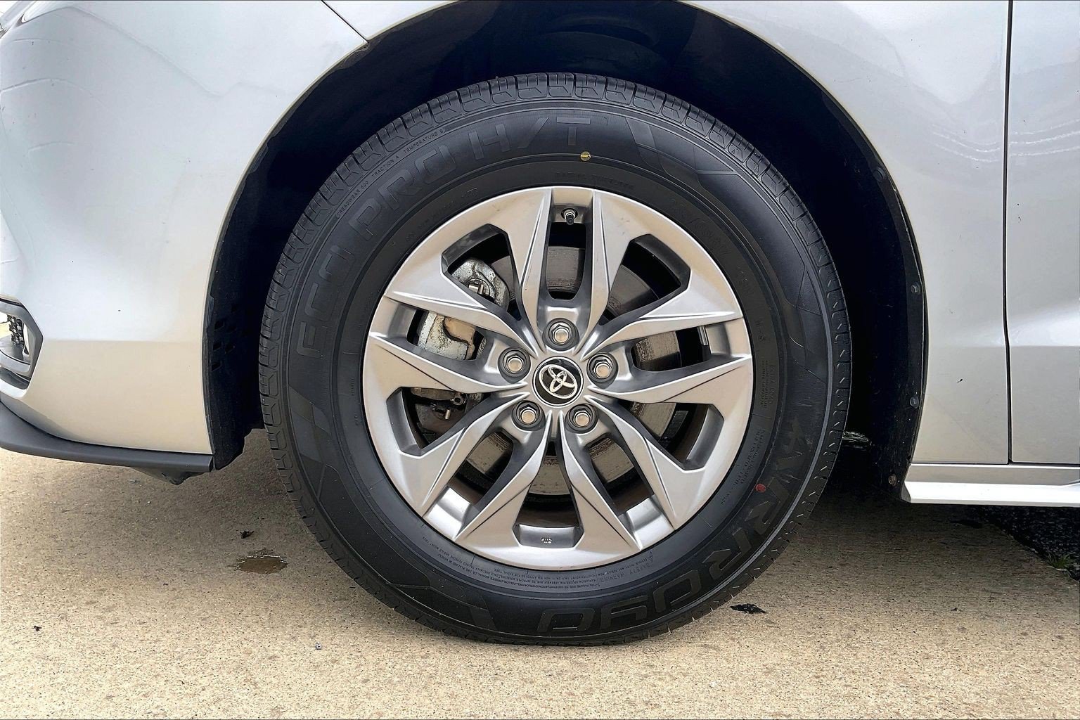 Used 2025 Toyota Sienna XLE FWD image 11