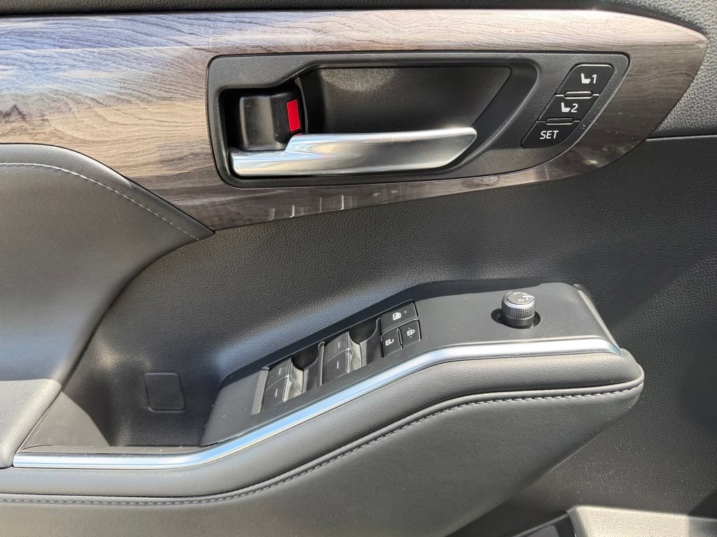 Used 2022 Toyota Highlander Limited FWD image 36