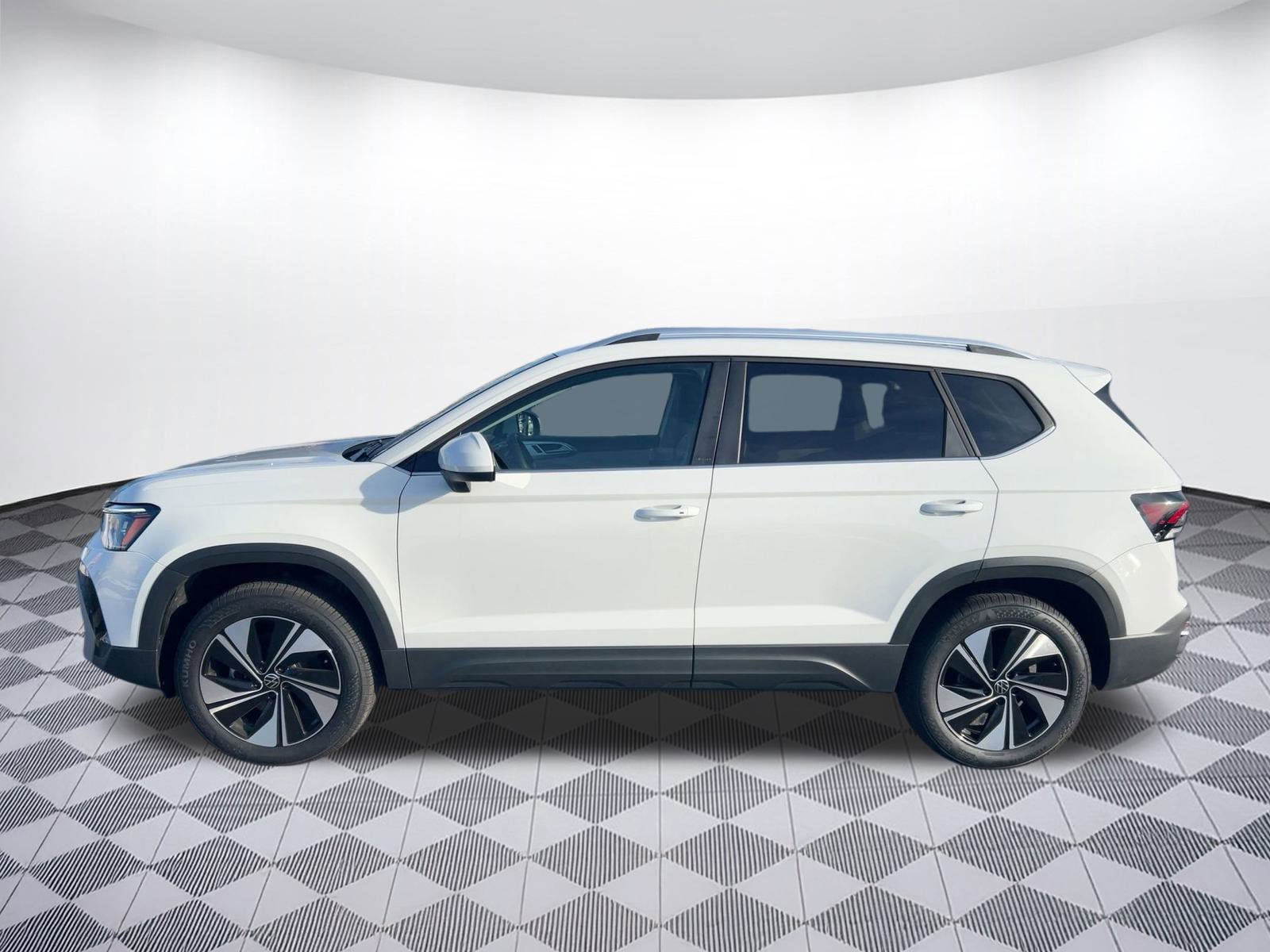 Certified 2025 Volkswagen Taos SE w/ Panoramic Sunroof Package AWD/4WD image 2