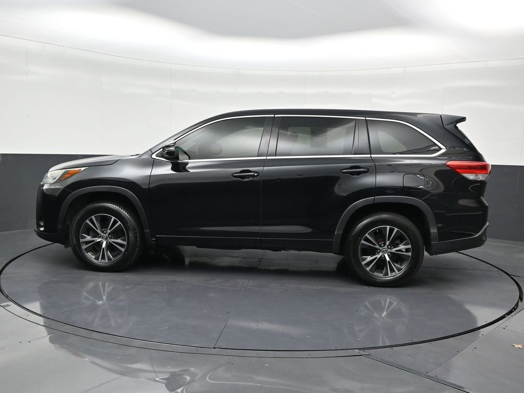 Used 2018 Toyota Highlander LE image 2