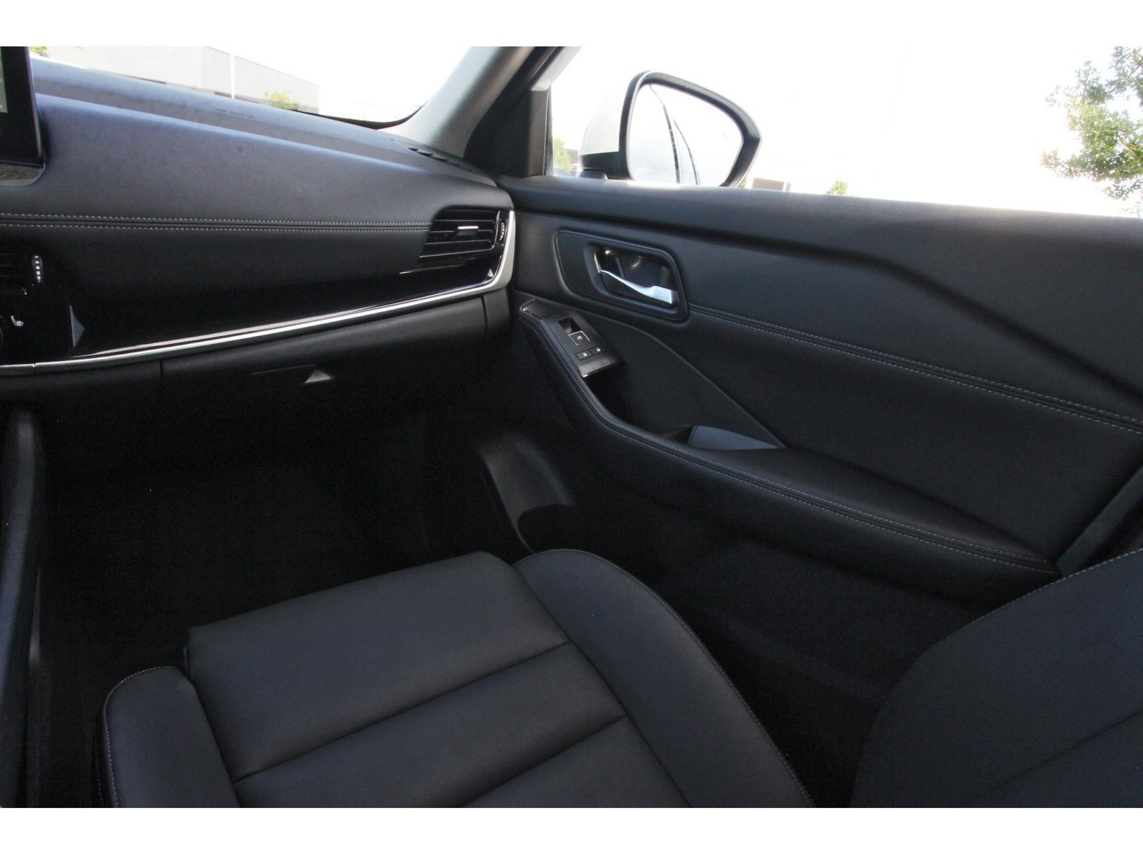 Certified 2025 Nissan Rogue SL w/ SL Premium Package FWD image 14