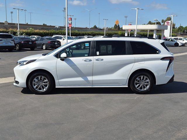 Used 2026 Toyota Sienna XLE FWD image 13